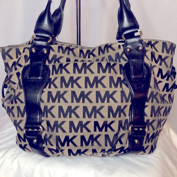 MICHAEL KORS tan and black signature satchel. Leather and canvas exterior. - Picture 7 of 16